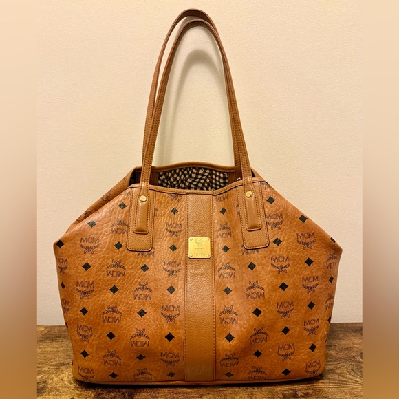 MCM Medium Liz Reversible
Shopper - Picture 1 of 16